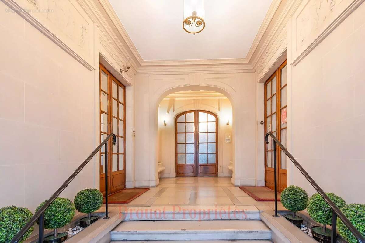 Appartement à PARIS-16E