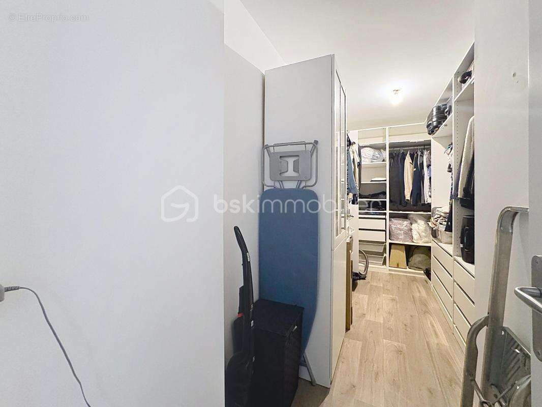 Appartement à THIVERVAL-GRIGNON
