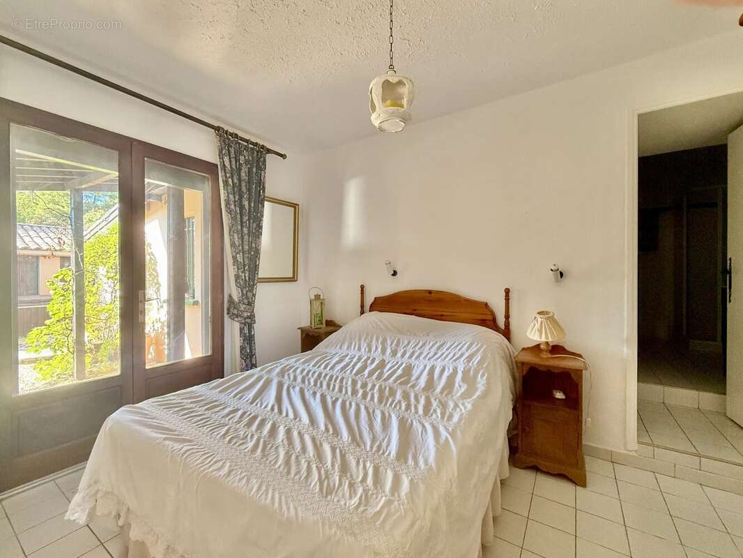 Maison de plain-pied rénovée avec 4 chambres, piscine et garage - photo 11