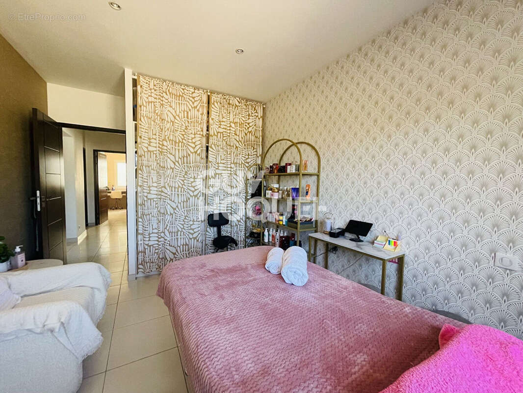 Contemporaine de plain-pied : piscine, 3 chambres, bureau et grand garage - photo 12