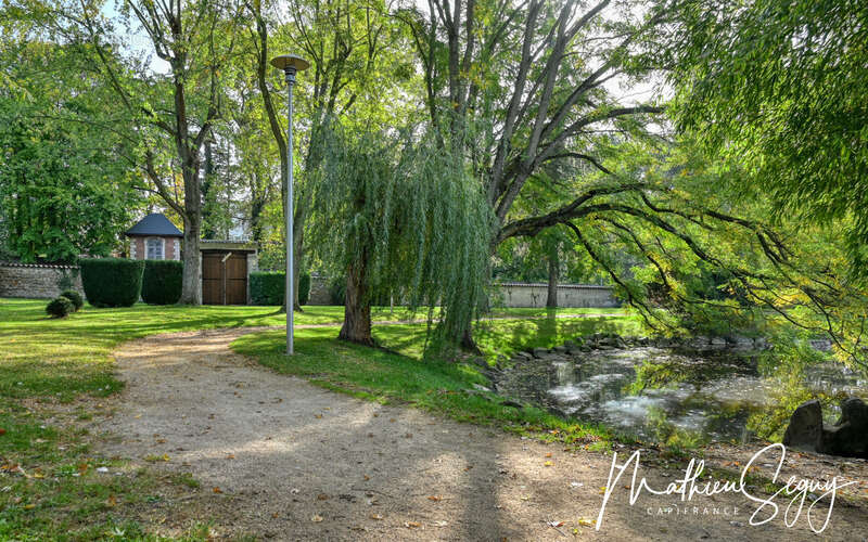 Terrain à SAINT-GENIS-LAVAL