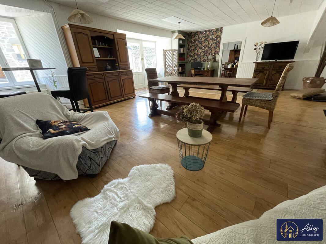 Maison 5 pièces APCHON - Maison à APCHON