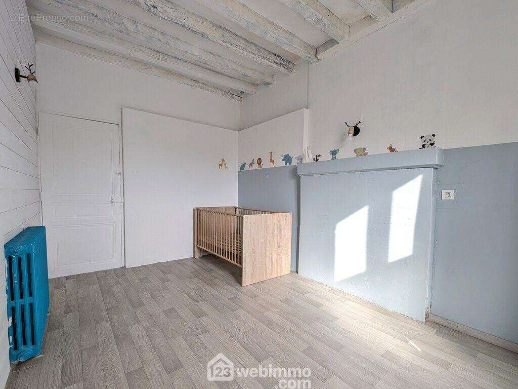 Chambre au RDC avec accès depuis le salon - Maison à CHERRE