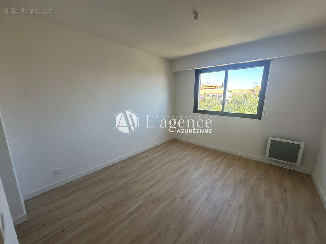 Appartement à SAINT-LAURENT-DU-VAR