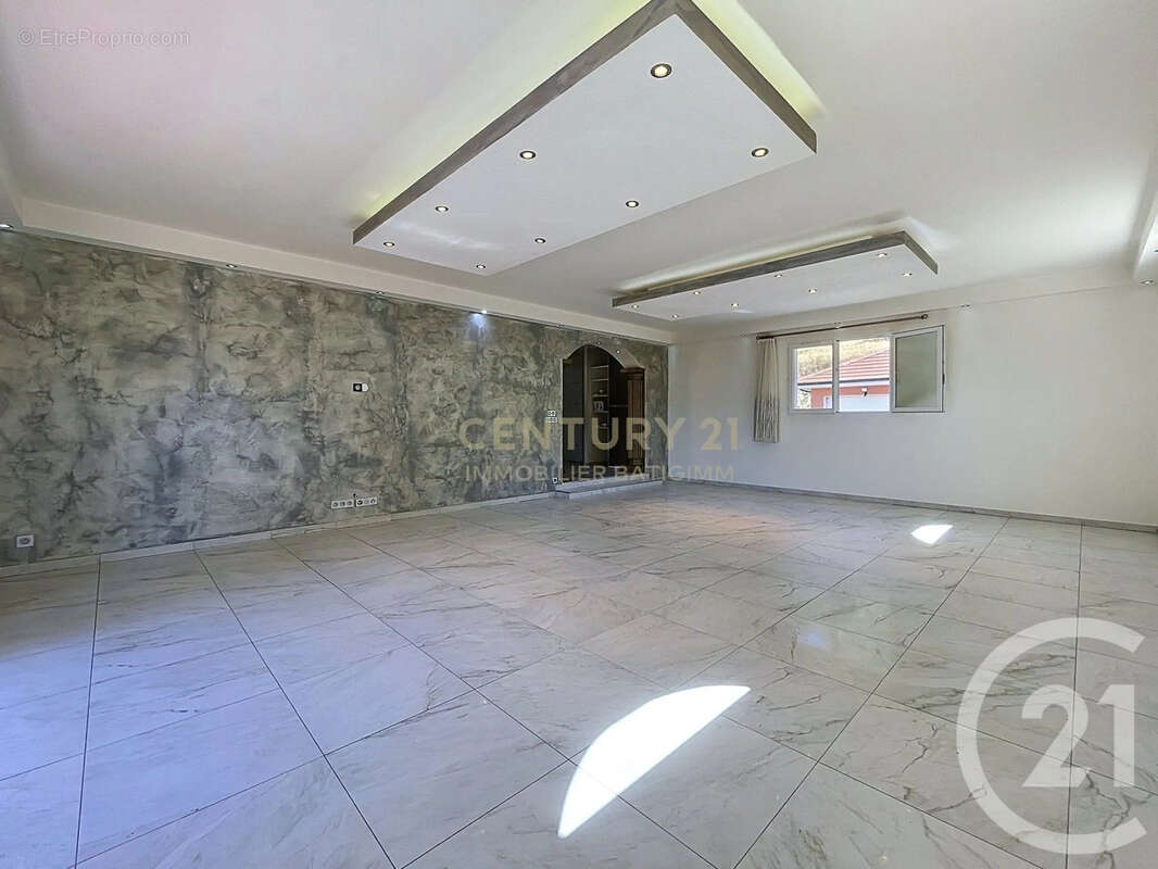 Maison 179 m² à Saint-Clair-De-La-Tour  - photo 2