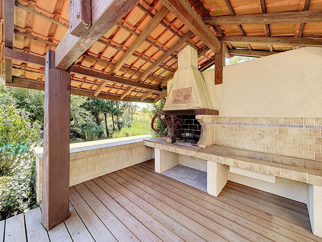 Maison rénovée avec piscine, grands garages et vaste terrain - photo 5