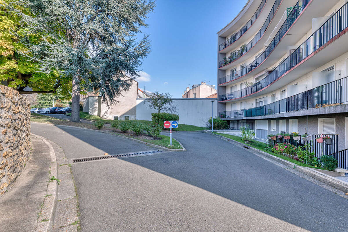 Vanves Centre Saint-Rémy - Dernier étage - Beau 3 pièces traversant avec balcon, cave et parking - photo 8