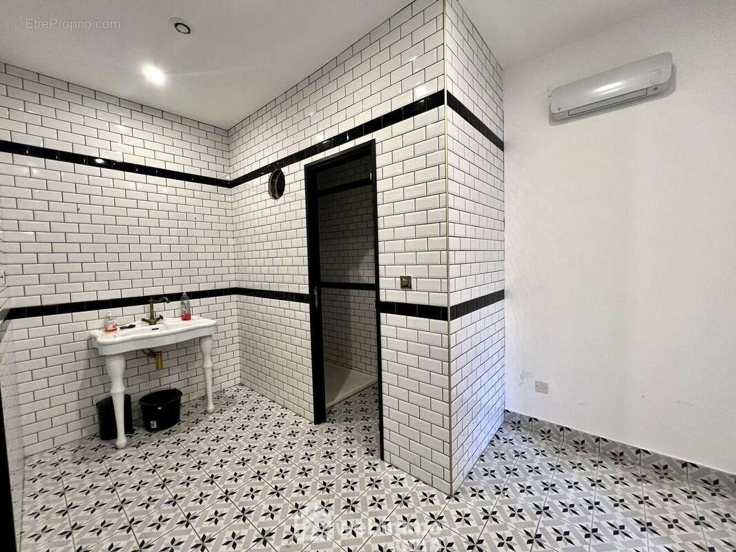 Une salle d&#039;eau avec deux douches - Commerce à BIGUGLIA