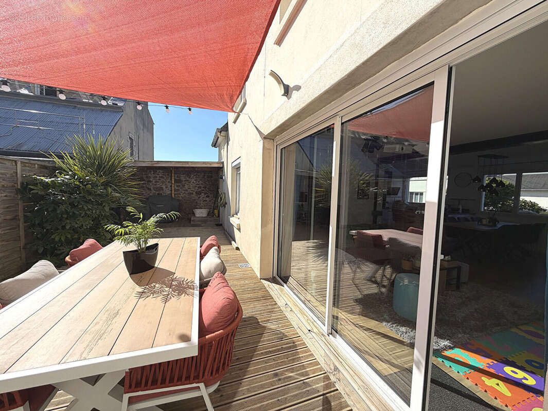 Maison de ville rénovée avec terrasse et garage - photo 2
