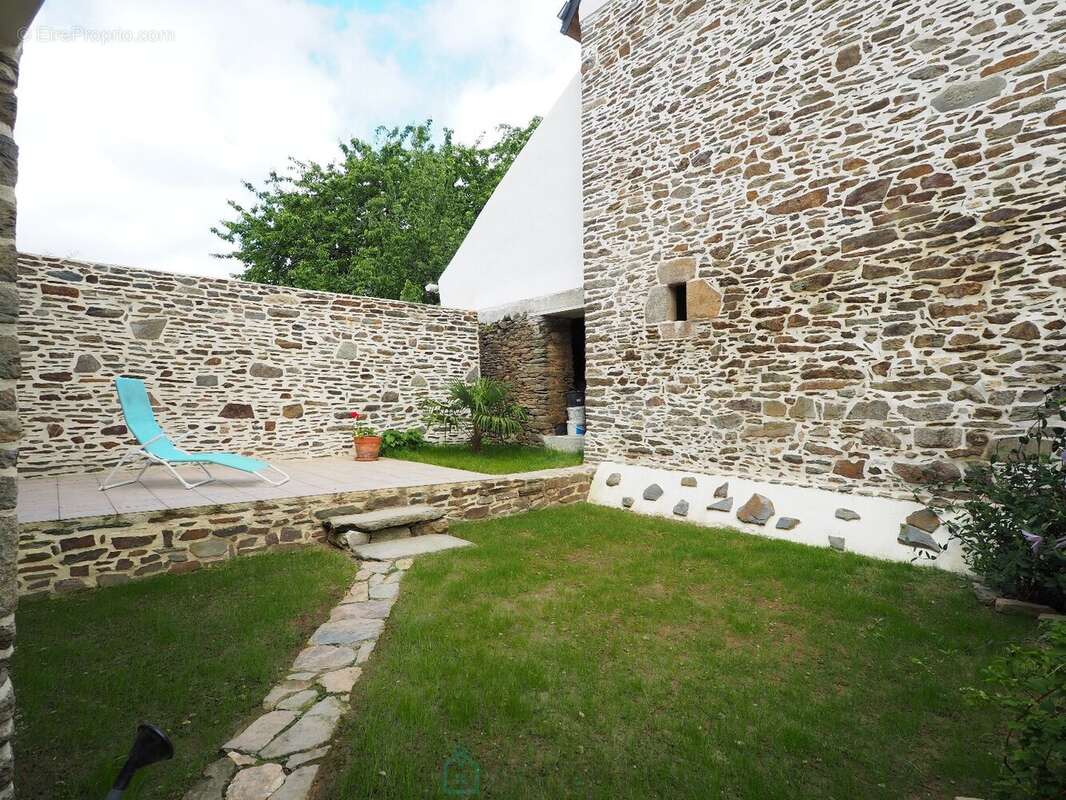 Remungol - Immeuble 157 m² + 50 m² complémentaires avec petit espace jardin intérieur - photo 16