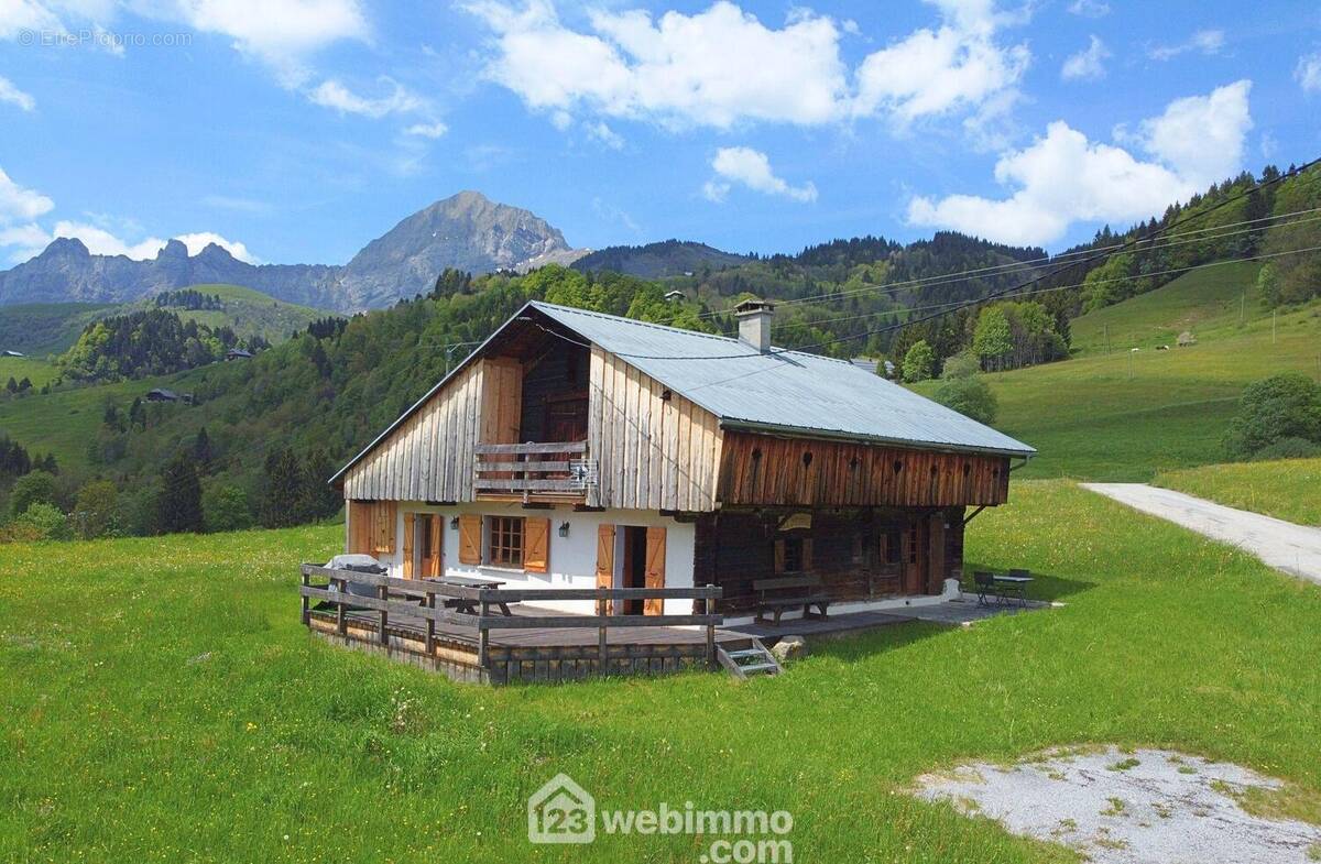 En exclusivité, découvrez ce charmant chalet situé au lieu-dit 'La Penne' à Hery/Ugine - Maison à UGINE