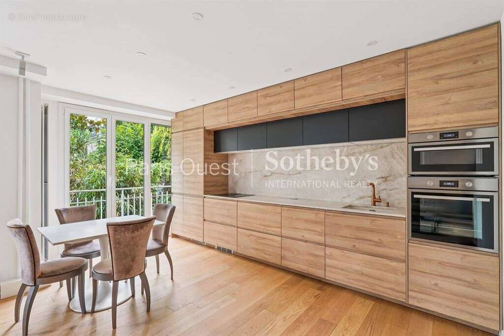 Appartement à NEUILLY-SUR-SEINE