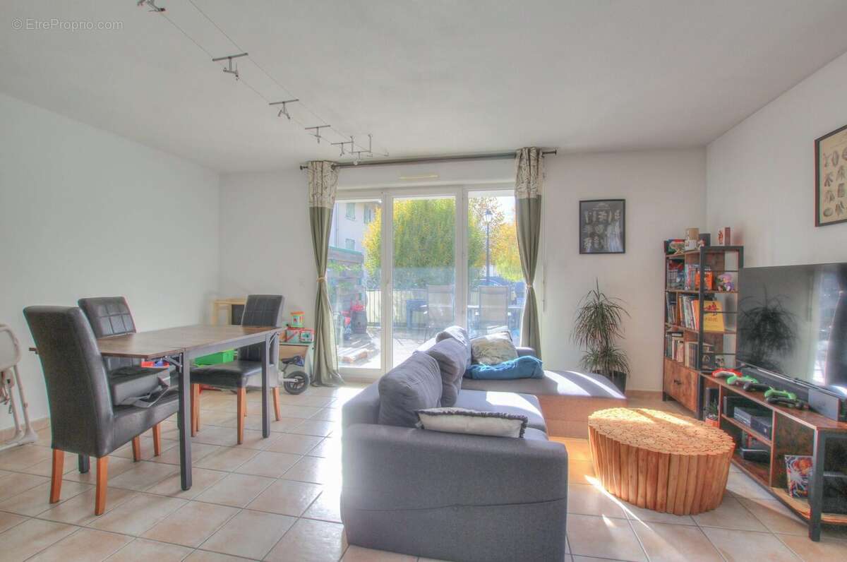 Appartement à COLLONGES