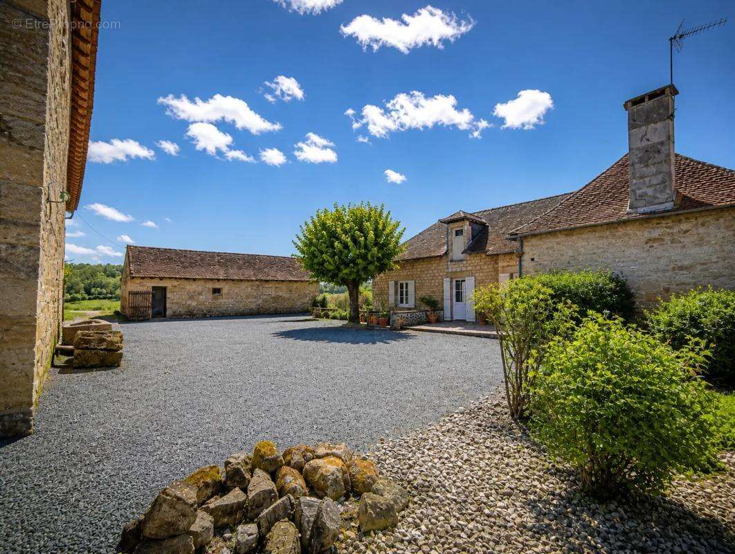 Maison en pierre avec étang et vastes dépendances - photo 10