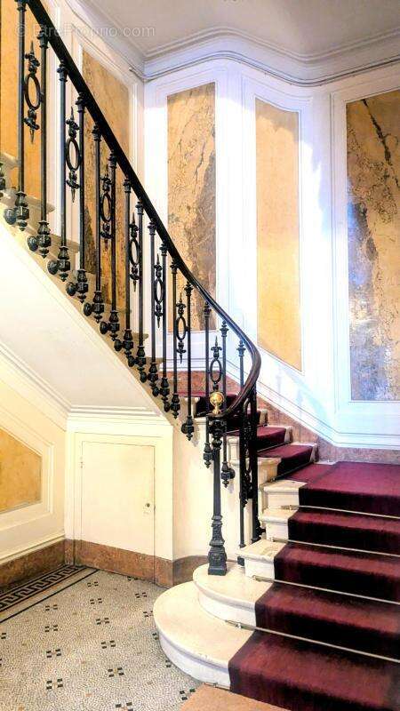 Commerce à PARIS-9E