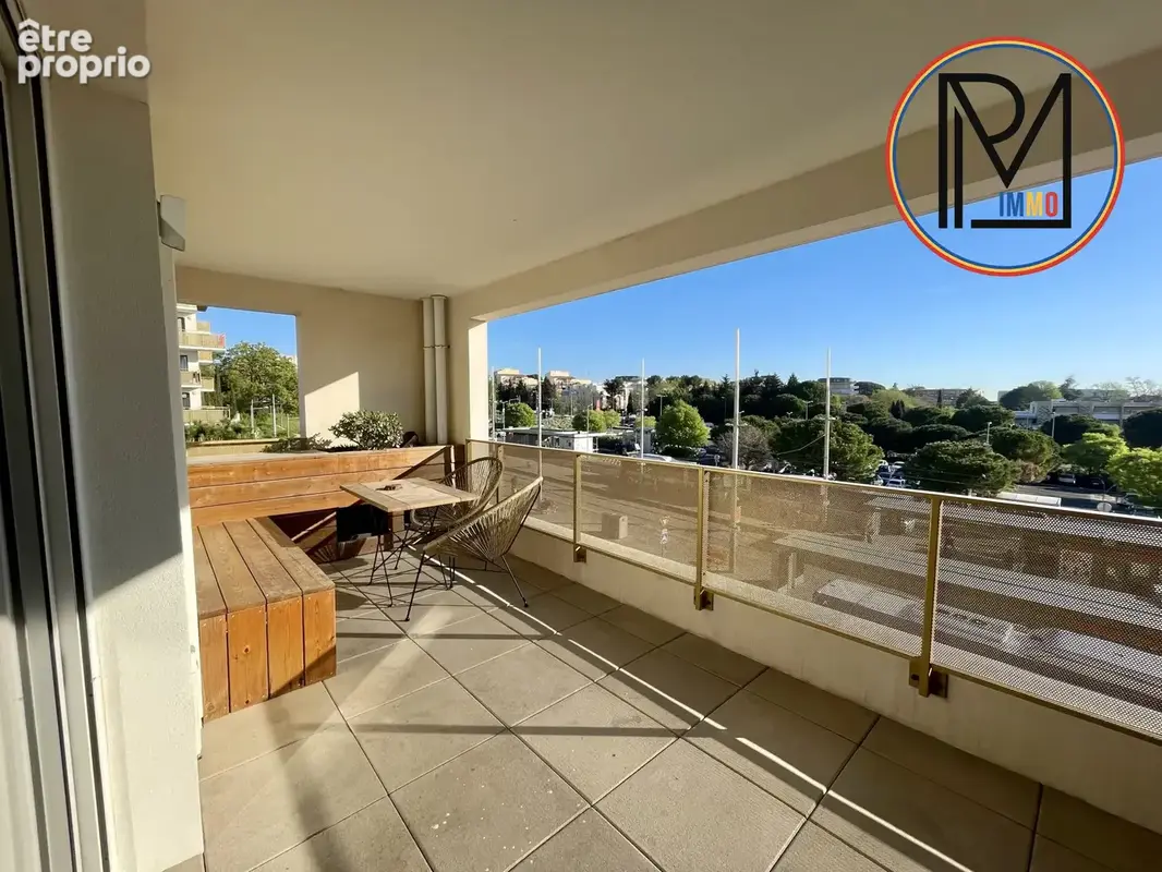 Une terrasse confortable de 14 m2, avec vue dégagée, exposée Est. 