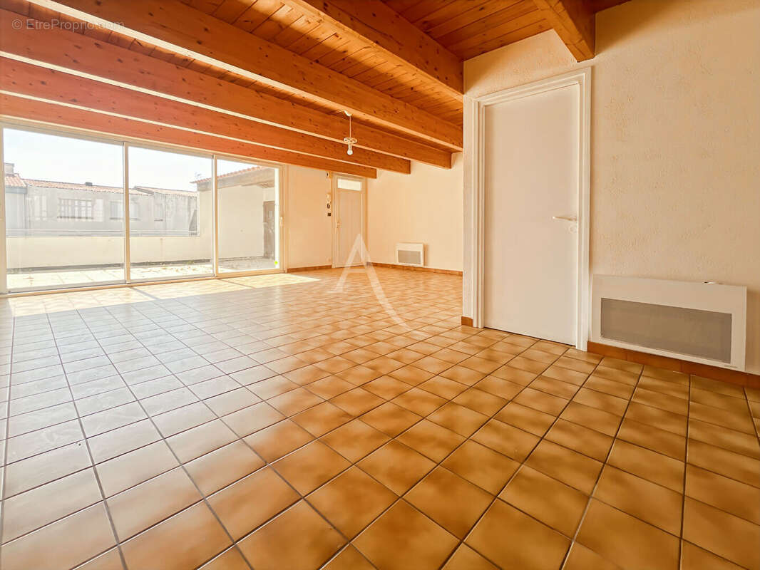 Appartement de caractère avec double espace de vie et combles exploitables ? Hyper centre de Challans - photo 2