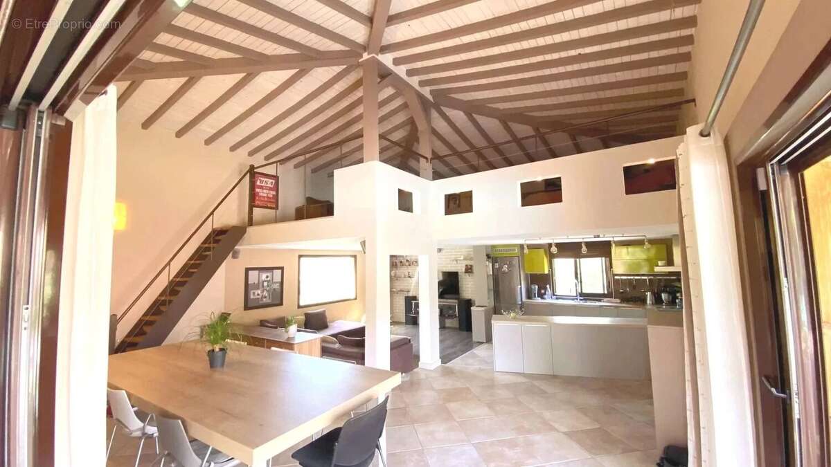 Maison à LA ROQUE-D'ANTHERON