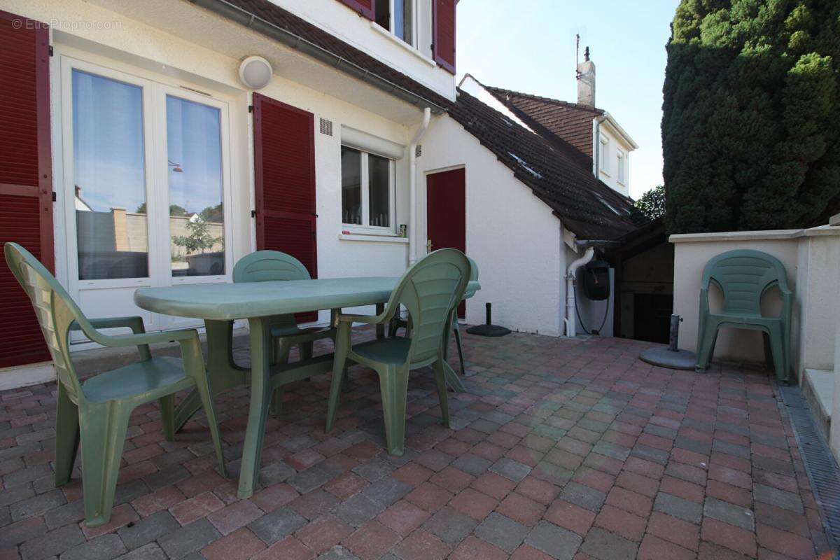 Maison à GUIGNICOURT