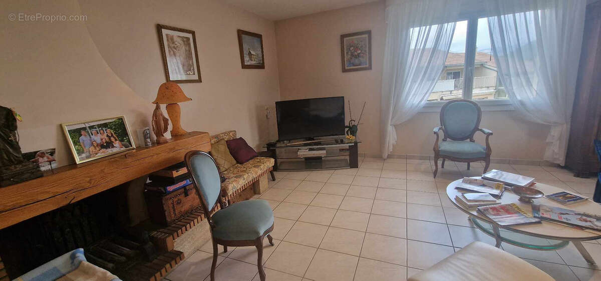 A saisir Maison bourgeoise composée de 2 appartements avec de nombreuses dépendances et  un grand terrain de 1 - photo 7
