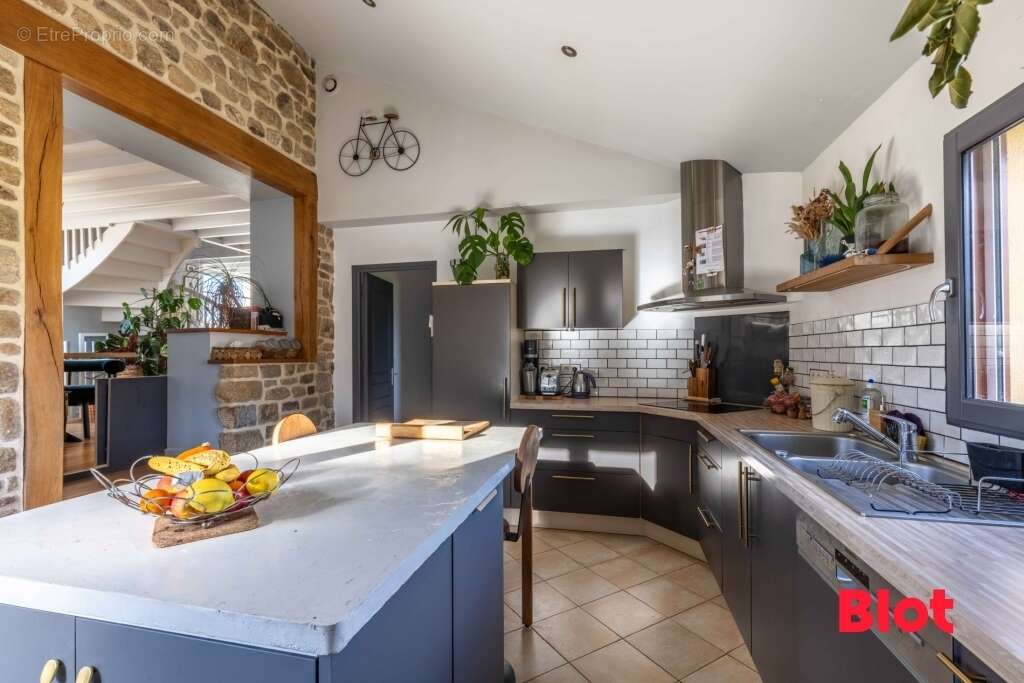 Maison à MONTREUIL-SUR-ILLE