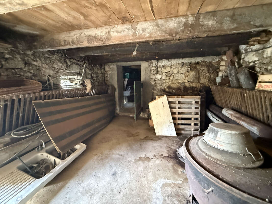 En Cévennes, Dourbies, bâtisse avec extérieur, à rénover, à vendre - photo 3