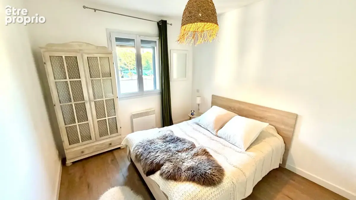 Villa de plain pied sur 442 m² de terrain, clos, arboré et paysagé. - photo 12