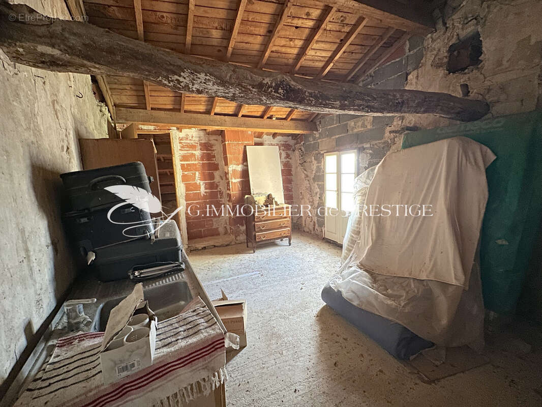 Une maison de village avec jardin, cour et dépendances - photo 8