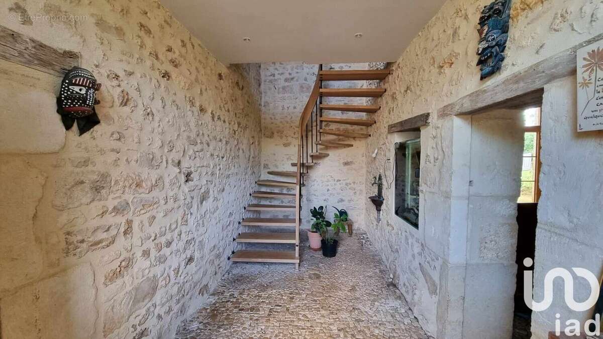 Maison 361 m² à La Tache  - photo 8