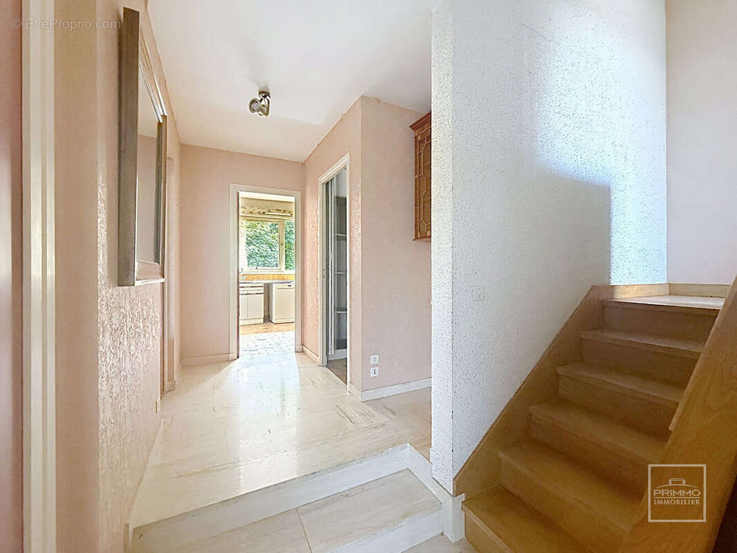 SAINT DIDIER AU MONT D'OR Villa d'architecte de 159 m² (156.67m² carrez) sur terrain de 1 485 m², au calme et sans vis-à-vis - photo 6