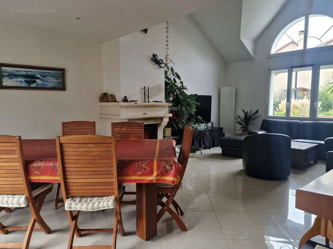 Maison à VOISINS-LE-BRETONNEUX