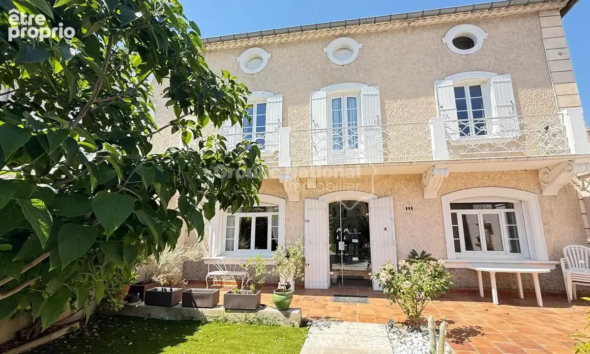 Exclusivité - Maison de maître - Espace et potentiel - photo 1