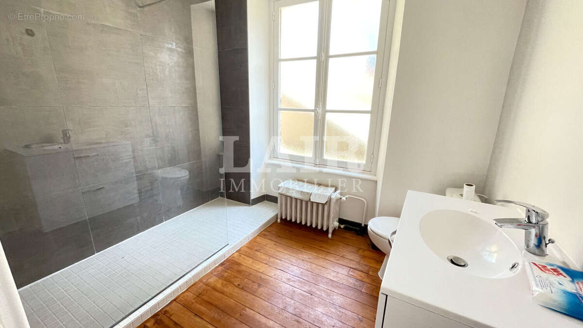 Immeuble avec local commercial et appartement au coeur de Fresnay sur Sarthe réf: 13849 - photo 12