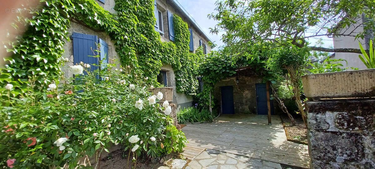 Maison à ENTRAYGUES-SUR-TRUYERE