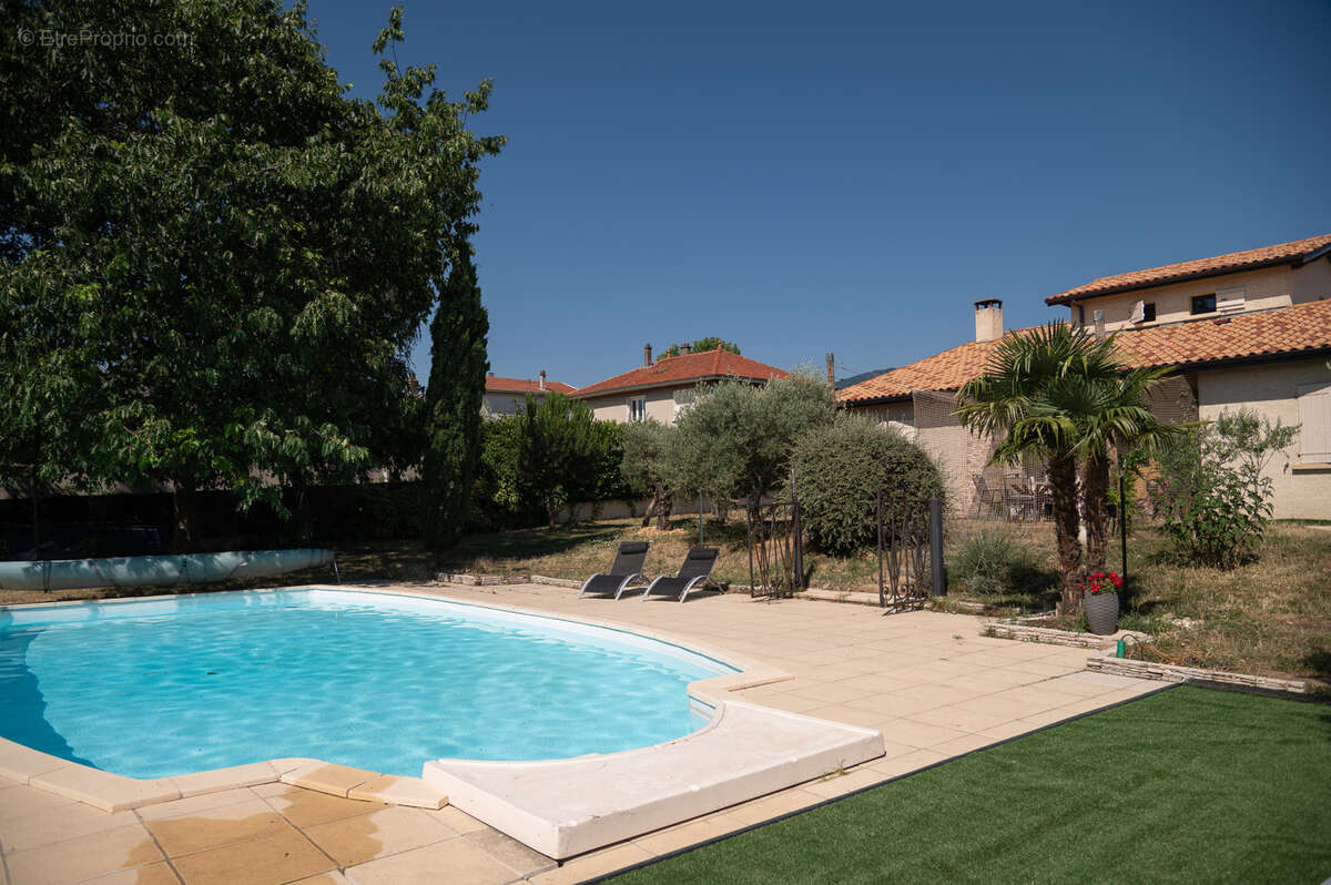 Maclas - Rare - Villa d'architecte haut de gamme, piscine de 70m2, 150m2 de dépendances, terrain constructible - photo 3