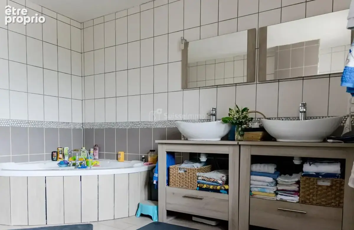 Beaux volumes pour cette maison avec agréable terrain et grande dépendance - photo 12