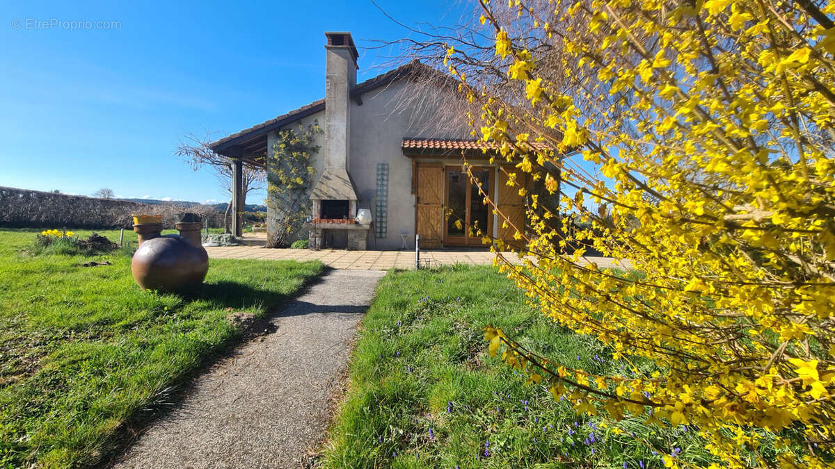 Maison à SAINT-ROMAIN-LACHALM