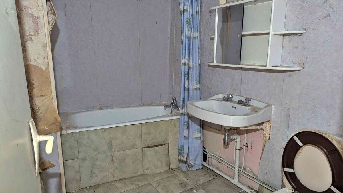 salle de bains avec wc à rénover au rez-de-chaussée - Maison à CLAMECY