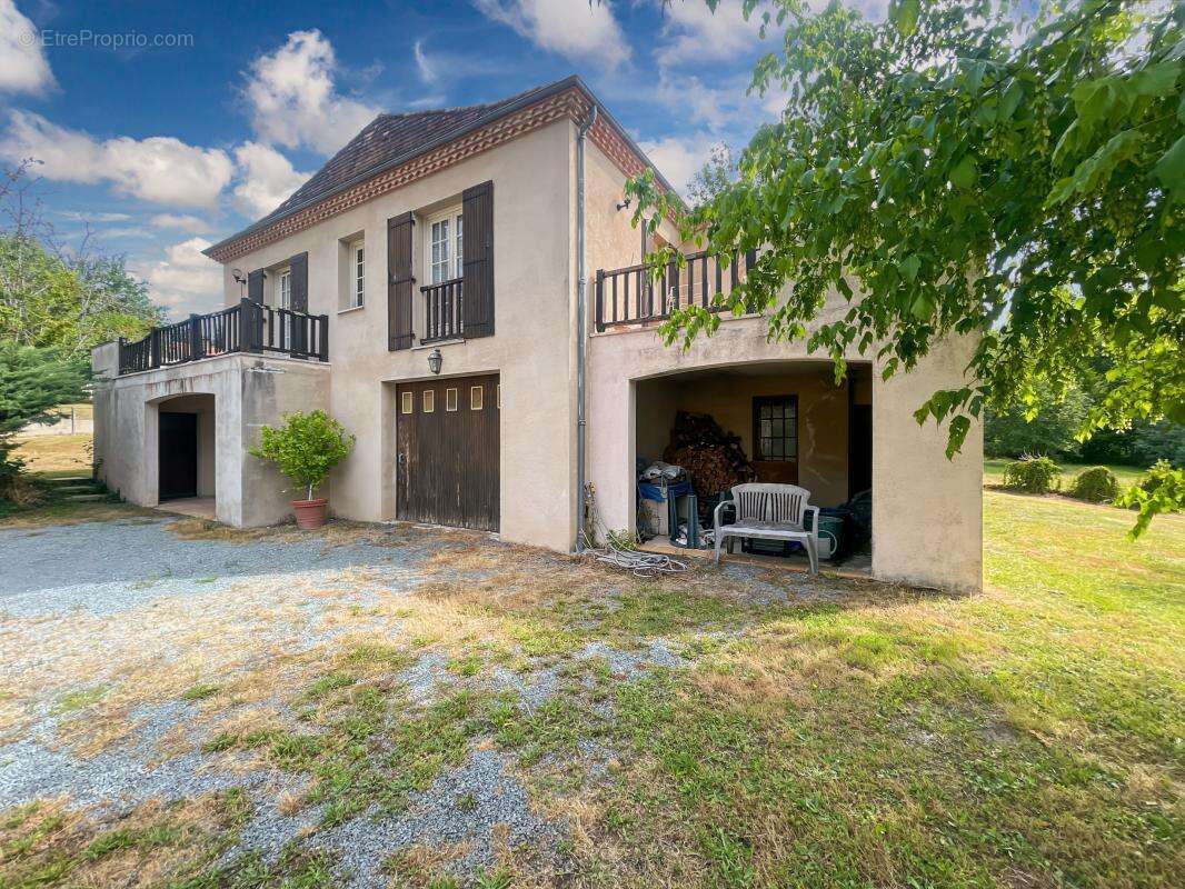  Maison familiale de 188 m² – De beaux volumes et un énorme potentiel ! - photo 2