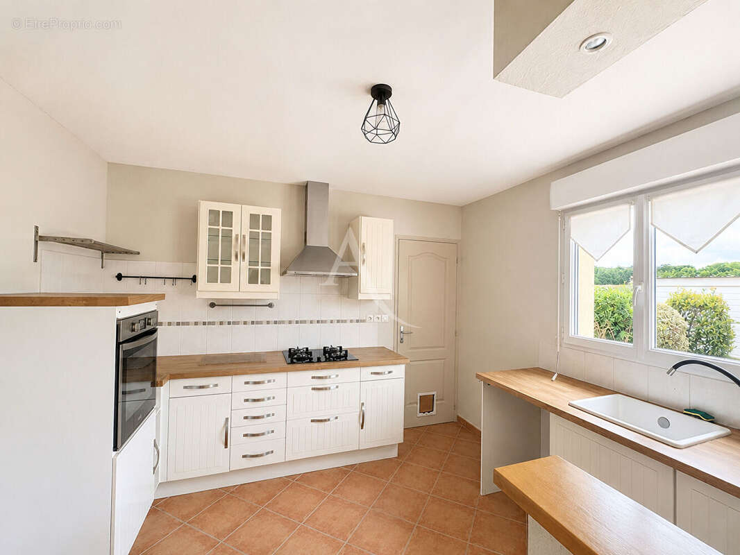 Vivy - Maison de plain-pied 113 m² - 5 chambres - Jardin et garage - photo 2