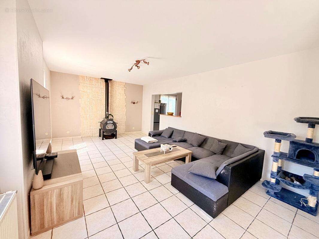 À 10 minutes de la gare LAROCHE-MIGENNES, Maison familiale de 220 m², 6 chambres, sur sous-sol total - photo 3