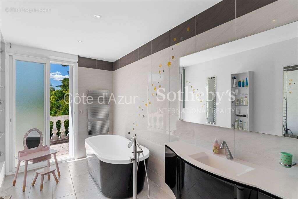 Maison à LA ROQUETTE-SUR-SIAGNE