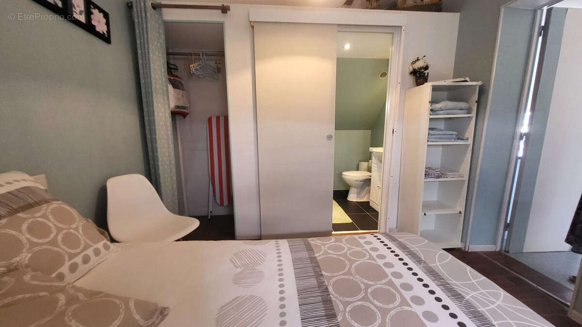 A deux pas du port de Sauzon, maison en parfait état d'entretien avec de beaux volumes habitables - photo 11