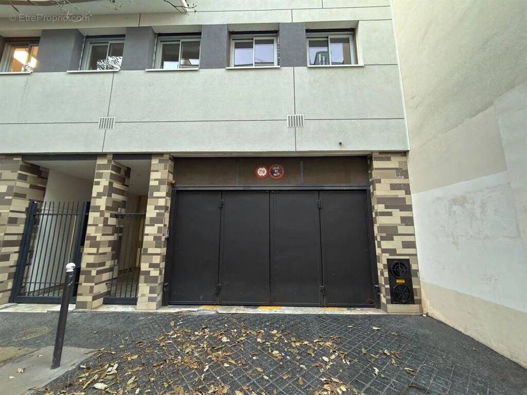 Parking à PARIS-11E