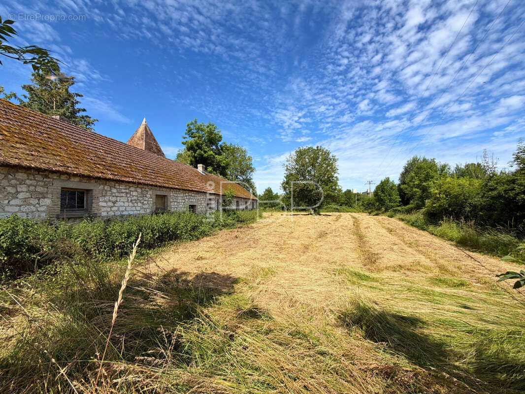 Corps de ferme avec maison T10 individuelle et dépendances - photo 16