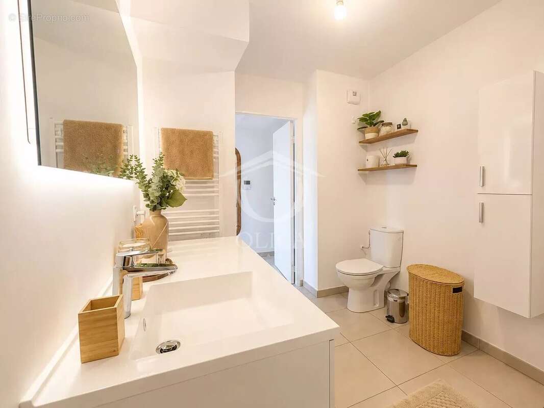 ANTIBES – Rare à la vente ! Superbe 2 pièces récent avec terrasse, garage et dépendances - photo 10
