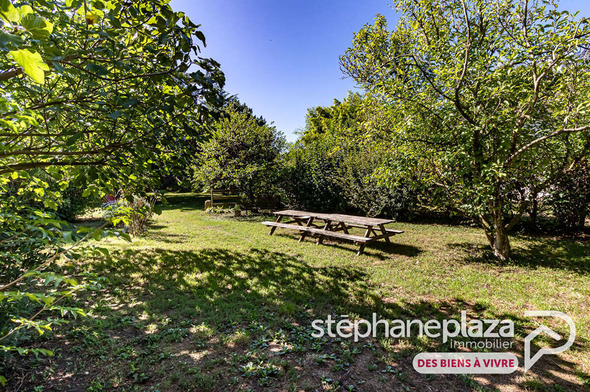 Terrain constructible de 589m², viabilisé, LIBRE CONSTRUCTEUR, au centre de Saint-Maurice-de-Gourdans - photo 2