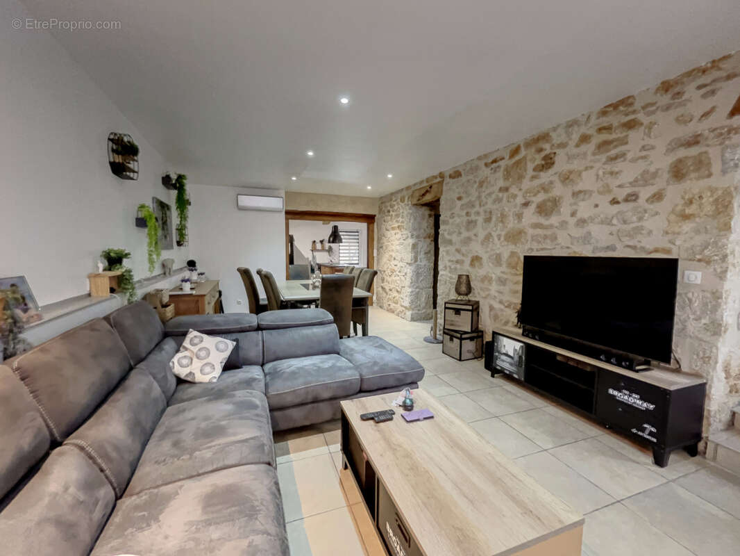 01640 jujurieux : appartement rez-de-jardin - photo 3