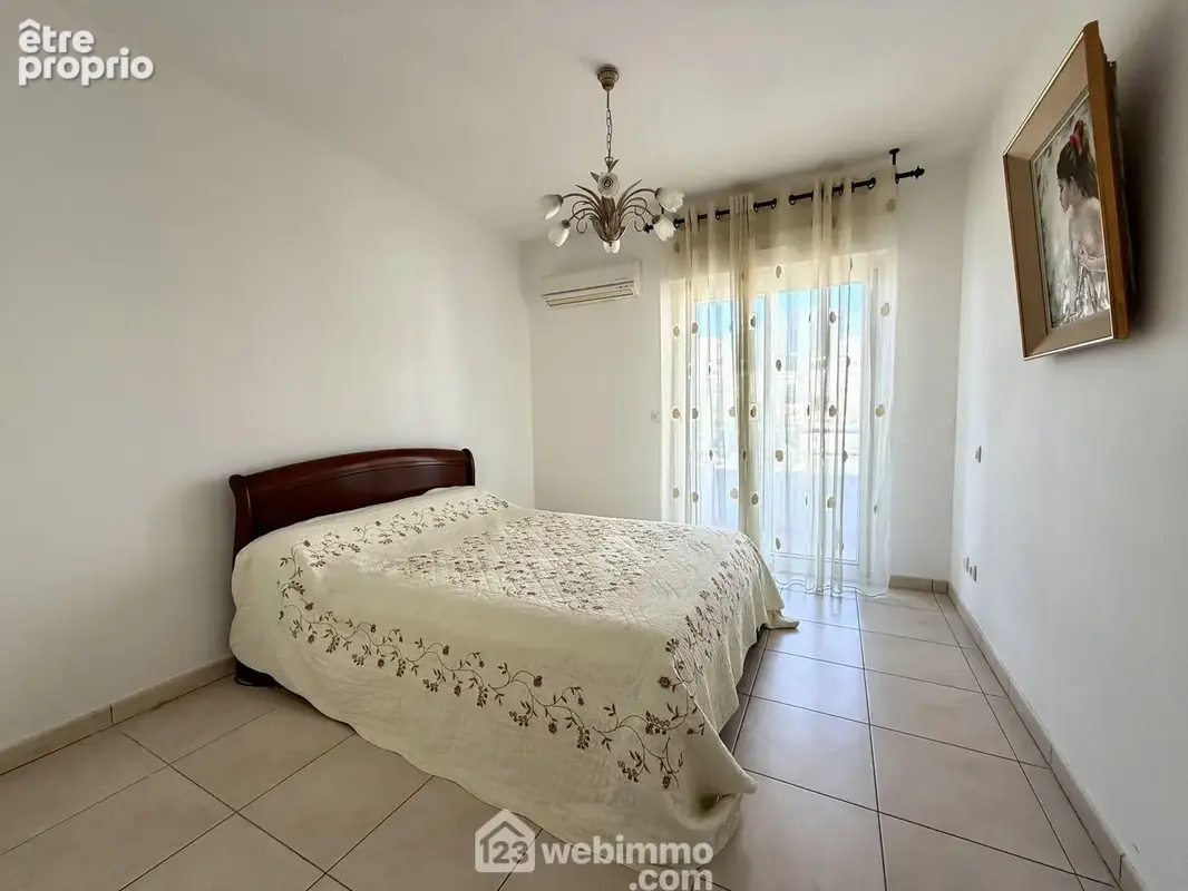 Chambre n°1 de 12 m2 climatisée