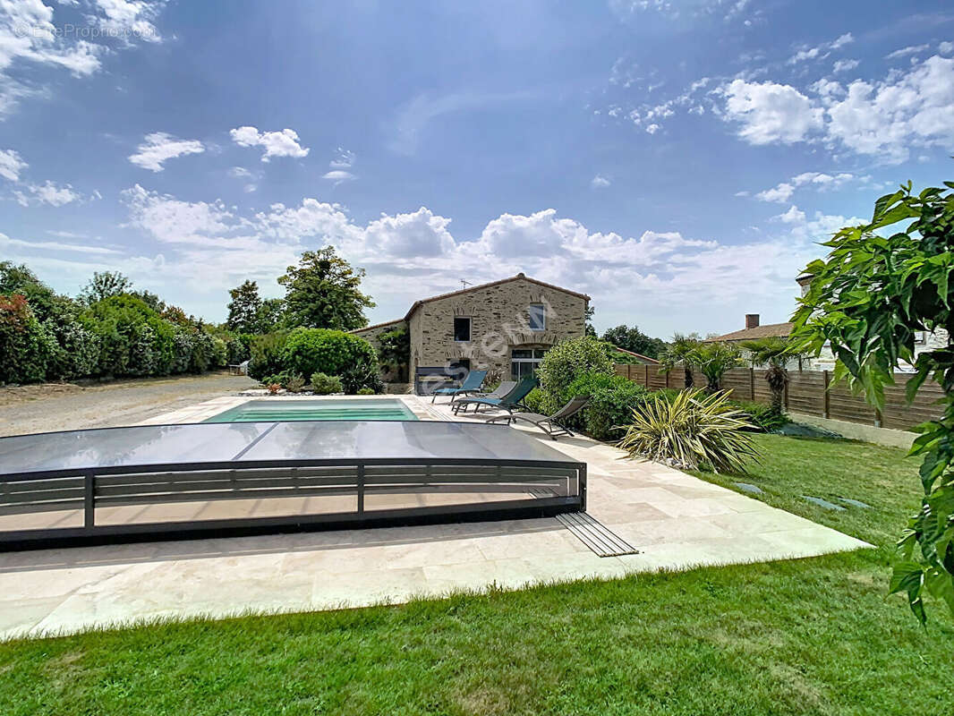 Charmante ancienne grange rénovée avec piscine à Vendre à Gesté - photo 2